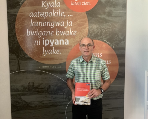 Gerhard Tauberschmidt mit seinem Lehrbuch