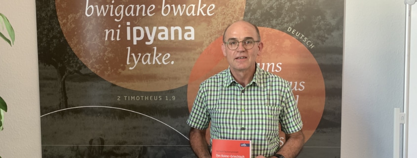 Gerhard Tauberschmidt mit seinem Lehrbuch