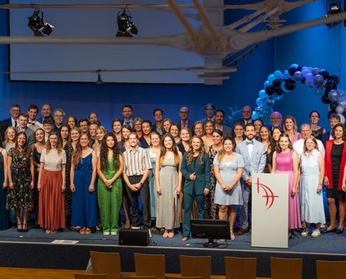 56 Studierende der IHL freuen sich über ihren Studienabschluss