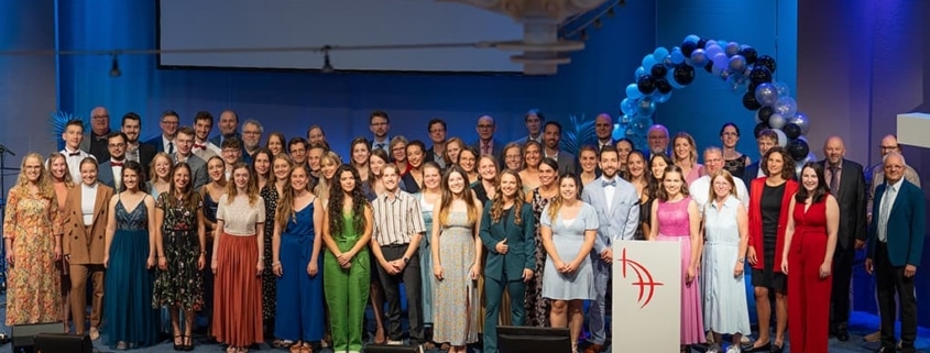 56 Studierende der IHL freuen sich über ihren Studienabschluss