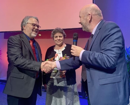 Rektor Volker Gäckle (rechts) dankte Jürgen Schuster (zusammen mit seiner Frau Annette) für seinen Dienst an der Internationalen Hochschule Liebenzell