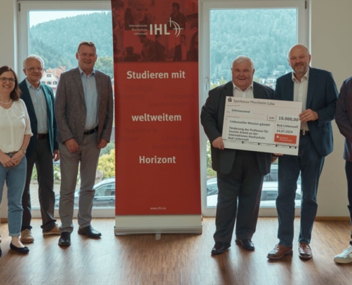 Prof. Dr. Roland Deines (Prorektor IHL), Magdalena Handel (Wissenschaftliche Mitarbeiterin IHL), Dr. Thomas Eisinger (Kanzler IHL), Jens Teufel (Filialdirektor Sparkasse Schömberg), Hans Neuweiler (Vorstandsvorsitzender Sparkasse Pforzheim Calw), Prof. Dr. Volker Gäckle (Rektor IHL), Thomas Blenke (Landtagsabgeordneter)