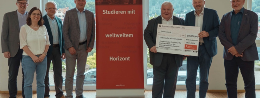 Prof. Dr. Roland Deines (Prorektor IHL), Magdalena Handel (Wissenschaftliche Mitarbeiterin IHL), Dr. Thomas Eisinger (Kanzler IHL), Jens Teufel (Filialdirektor Sparkasse Schömberg), Hans Neuweiler (Vorstandsvorsitzender Sparkasse Pforzheim Calw), Prof. Dr. Volker Gäckle (Rektor IHL), Thomas Blenke (Landtagsabgeordneter)