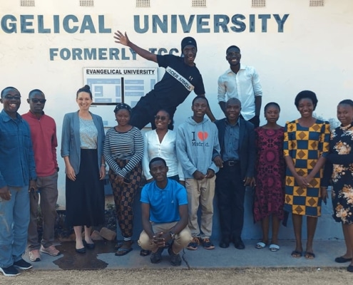 Prof. Dr. Kathrin Thiel mit Studenten in Zambia