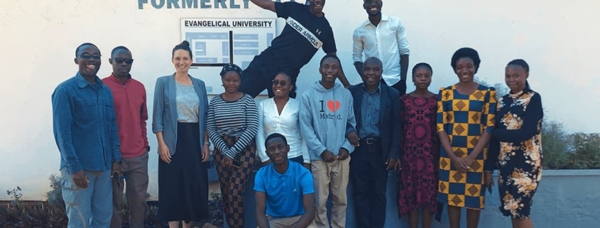 Prof. Dr. Kathrin Thiel mit Studenten in Zambia
