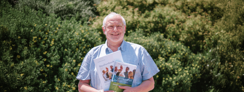 Friedemann Burkhardt mit seinen beiden neuen Büchern über Gemeindebau