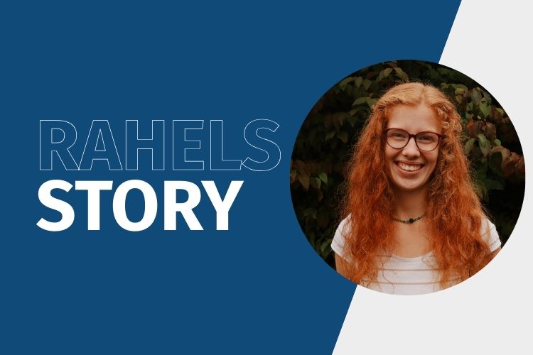 Eine junge Frau mit roten Locken und Brille lächelt in die Kamera. Das Bild enthält den Schriftzug Rahels Story.