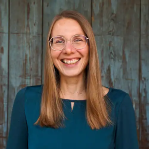 Porträtfoto von Tina Arnold, Direktorin der Missionsschule Unterweissach.