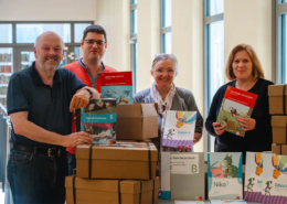 Rektor und Bibliotheksteam der IHL mit einer Bücherspende des Klett Verlags (Lehrmaterialien wie Zebra, Niko und Deutsch kombi plus) für die christliche Lehrerausbildung.
