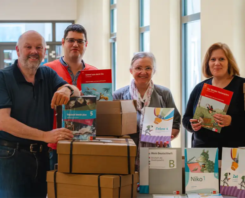 Rektor und Bibliotheksteam der IHL mit einer Bücherspende des Klett Verlags (Lehrmaterialien wie Zebra, Niko und Deutsch kombi plus) für die christliche Lehrerausbildung.