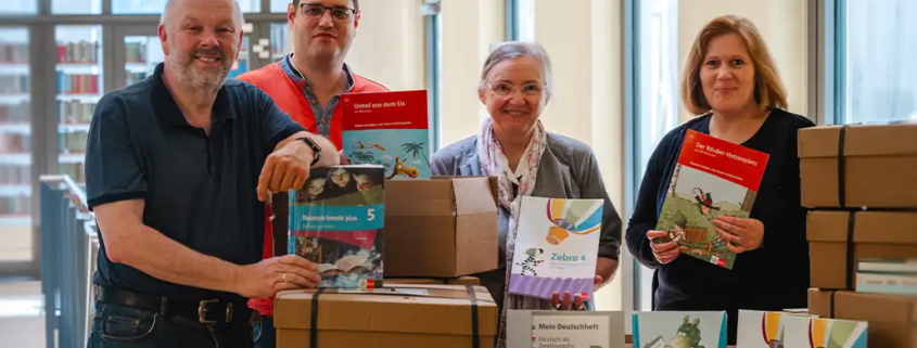 Rektor und Bibliotheksteam der IHL mit einer Bücherspende des Klett Verlags (Lehrmaterialien wie Zebra, Niko und Deutsch kombi plus) für die christliche Lehrerausbildung.