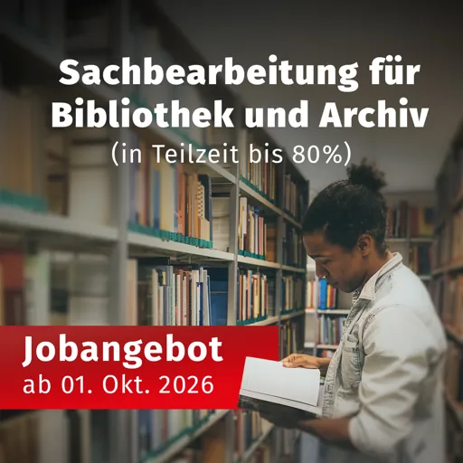 Jobangebot der Internationalen Hochschule Liebenzell für eine Sachbearbeitung für Bibliothek und Archiv in Teilzeit bis zu 80 Prozent ab dem 1. Oktober 2026. Das Bild zeigt eine Person in einer Bibliothek, die aufmerksam in einem geöffneten Buch liest, während im Hintergrund gut gefüllte Bücherregale zu sehen sind.