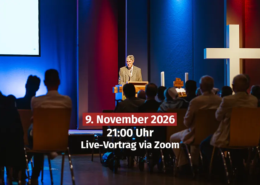 Veranstaltungshinweis für einen Live-Vortrag via Zoom mit Prof. Dr. Markus Zehnder. Das Bild zeigt einen Redner an einem Pult auf einer beleuchteten Bühne mit großem Kreuz neben einem Publikum, überlagert mit den Textangaben Datum 9. November 2026, 21:00 Uhr und Live-Vortrag via Zoom.