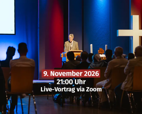 Veranstaltungshinweis für einen Live-Vortrag via Zoom mit Prof. Dr. Markus Zehnder. Das Bild zeigt einen Redner an einem Pult auf einer beleuchteten Bühne mit großem Kreuz neben einem Publikum, überlagert mit den Textangaben Datum 9. November 2026, 21:00 Uhr und Live-Vortrag via Zoom.